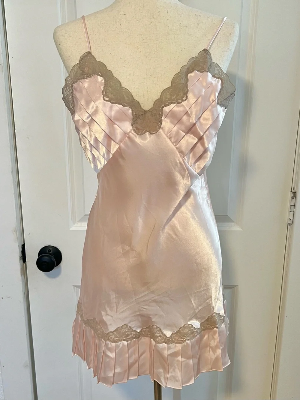 NWT 90s Dead-stock Victoria’s Secret Gold Label Baby Pink Lace Slip Dress - Picture 2 of 9